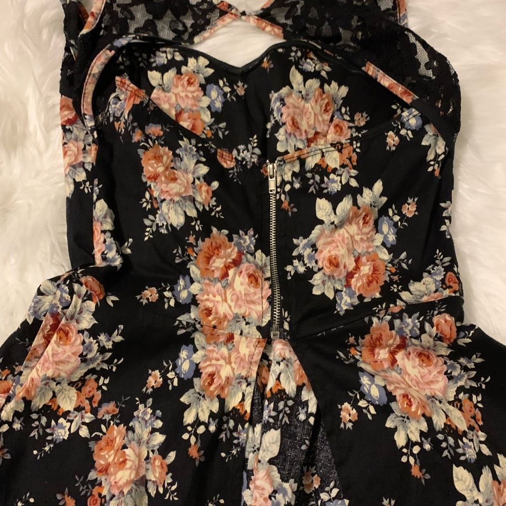 Classy top built in bra ,lace straps, zipper back fitted top 🥰